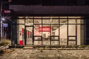 레드 네온이 빛나는 인더스트리얼 감성 카페